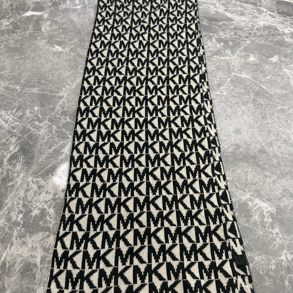 Michael Kors MK Black And White Monogram Print Infinity Scarf Reversible Scarf - Picture 3 of 4